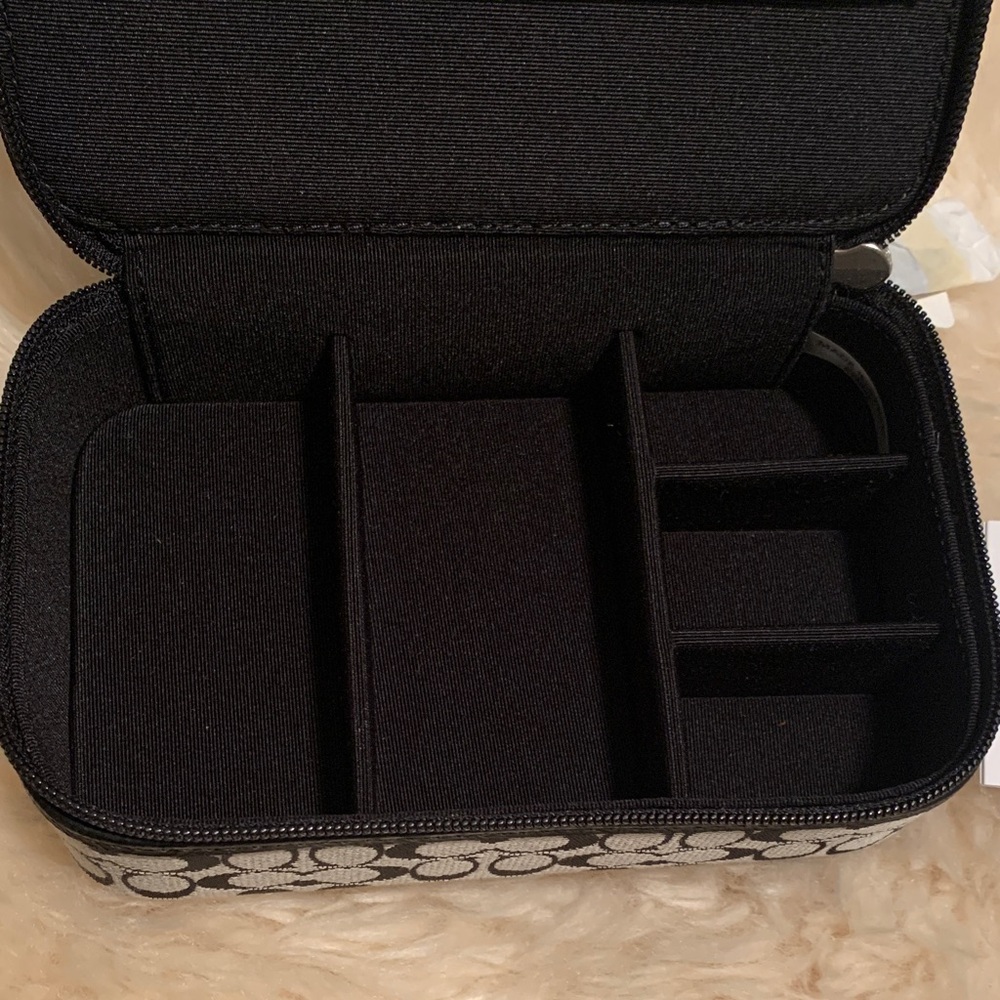 **price firm**
Coach Monogram Black and Gray Travel Jewelry Case - Picture 5 of 9